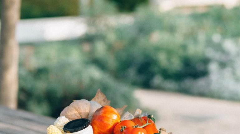 Cuisine locale en voyage : manger authentique coûte moins cher